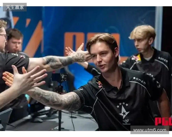 飞踹座椅染红！玉昆官方：门将教练米克尔造成恶劣影响，罚款2万